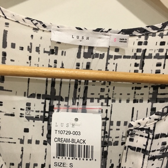 Lush V-Neck geo Print roll sleeve blouse - Picture 5 of 8